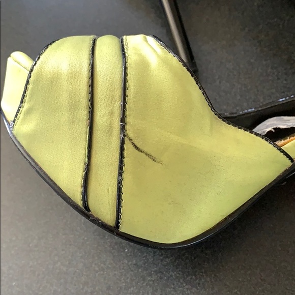 Lime green and black high heel shoe - Picture 4 of 8